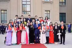 El encuentro entre el secretario general del Partido Comunista y presidente de Vietnam, To Lam, y la comunidad de compatriotas residentes en Pekín, China. (Foto: VNA)