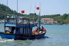 Un barco pesquero fanea en el mar. (Foto: VNA)