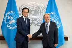 El embajador Do Hung Viet, representante permanente de Vietnam ante la ONU, se reúne con el secretario general António Guterres (Foto cortesía de la representación)