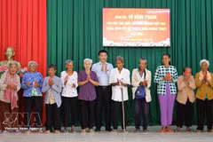 El vicepresidente de la Asamblea Nacional, Vu Hong Thanh, entrega regalos a personas camboyanas desfavorecidas en la comuna de Tan Thanh, Can Tho. (Foto: VNA)