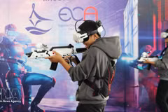 Estudiantes experimentan juegos de realidad virtual. (Foto: VNA)
