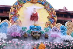 El muy venerable Thich Tri Quang, patriarca supremo de la SBV, realiza el ritual. (Foto: VNA)