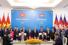 En la firma de un Acuerdo de cooperación entre el Comité del Partido del Ministerio de Asuntos Exteriores de Vietnam y la Comisión de Asuntos Exteriores del Partido Popular de Camboya. (Foto: VNA)