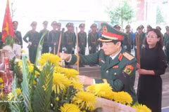 Delegados ofrecen inciensos para conmemorar a los heroicos mártires. (Foto: VNA)