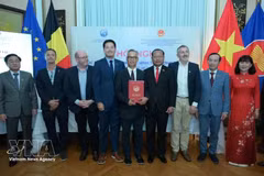 En la entrega del certificado de registro de inversión para el proyecto de la planta láctea Be Milk. (Foto: VNA)