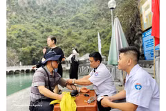 Chequeo de salud para turistas extranjeros en Quang Ninh. (Foto: VNA)
