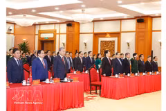 El secretario general del Partido Comunista de Vietnam, To Lam, y los delegados realizan la ceremonia de saludo a la bandera. (Foto: VNA)