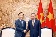 El secretario general del Partido Comunista y presidente de Vietnam, To Lam, recibe al ministro de Tierra, Infraestructura y Transporte de Corea del Sur, Kim Yun Duk. (Foto: VNA)