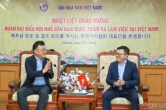 El presidente de la Asociación de Periodistas de Vietnam, Le Quoc Minh, recibe a Park Jong Hyun, presidente de la Asociación de Periodistas de Corea del Sur. (Foto: congluan.vn)