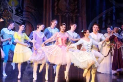 Los artistas interpretan el ballet El Cascanueces. (Foto: VNA)
