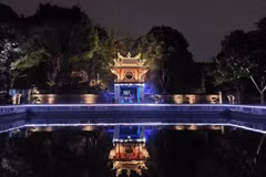 Quoc Tu Giam en la noche. (Foto: VNA)