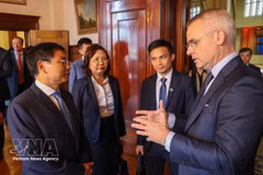 El viceprimer ministro vietnamita Nguyen Van Thang se reúne con René van Vlerken, director ejecutivo de la bolsa neerlandesa Euronext Amsterdam. (Foto: VNA)