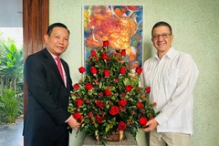 El embajador de Vietnam en Venezuela, Vu Trung My, y el embajador cubano en el país suramericano, Jorge Luis Mayo Fernández. (Foto: VNA)