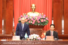 El embajador de Kazajistán en Vietnam, Kanat Tumysh, enfatiza las áreas clave en las que los inversionistas kazajos buscan apoyo para facilitar la implementación del proyecto. (Foto: VNA)