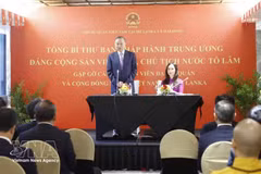 El secretario general del Partido Comunista y presidente de Vietnam, To Lam, se reúne la comunidad de coterráneos en Sri Lanka. (Foto: VNA)