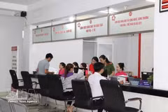 El Centro de Administración Pública del barrio de Di An, Ciudad Ho Chi Minh, presta servicio a la población el 1 de julio. Foto: VNA