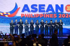 El primer ministro de Vietnam, Le Minh Hung (quinto, por la izquierda), y los jefes de delegación de los países de la Asean asisten a la ceremonia de apertura de la 48ª Cumbre de la Asean el 8 de mayo de 2026. (Foto: VNA)