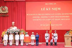 El miembro del Buró Político y miembro permanente del Secretariado del Comité Central del Partido Comunista de Vietnam, Tran Cam Tu, entrega el certificado del título de Héroe de las Fuerzas Armadas Populares a la Dirección de Seguridad Interior. (Foto: VNA)