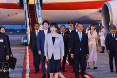 La primera ministra japonesa, Takaichi Sanae, llega a Hanói para iniciar su visita oficial a Vietnam. (Foto: VNA)