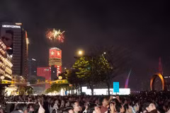 Exhibición de fuegos artificiales a baja altura en la torre Saigon Marina IFC (barrio de Saigón). (Foto: VNA)