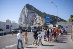 Personas hacen cola para el control de documentos en el paso fronterizo entre España y Gibraltar el 6 de julio de 2026. (Foto: AA/VNA)