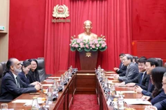 El general Luong Tam Quang, ministro de Seguridad Pública de Vietnam, recibe a Amandeep Singh Gill, secretario general adjunto de las Naciones Unidas (ONU) y enviado especial para la Tecnología. (Foto: VNA)