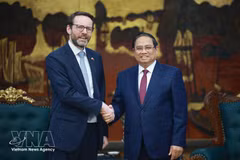 El primer ministro de Vietnam, Pham Minh Chinh, y el embajador del Reino Unido de Gran Bretaña e Irlanda del Norte en Vietnam, Iain Frew. (Foto: VNA)