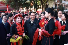 El primer ministro de Vietnam, Pham Minh Chinh, con estudiantes de la provincia de Thai Nguyen. (Foto: VNA)