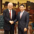 El viceprimer ministro vietnamita Nguyen Van Thang (derecha) recibe a Takebe Tsutomu, asesor especial de la Alianza Parlamentaria de Amistad Japón-Vietnam. (Foto: VNA) 