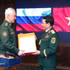 El miembro del Buró Político, viceprimer ministro y titular de Defensa de Vietnam, el general Phan Van Giang (derecha), y el ministro de Defensa de Rusia, Andrey Belousov, intercambian regalos. (Foto: VNA)