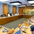 La delegación de la Asamblea Nacional de la ciudad de Hanoi mantiene una reunión de debate. (Foto: VNA)