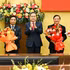 [Foto] Legislador vietnamita entrega insignias por 35 años de membresía del PCV a dirigentes de Asamblea Nacional