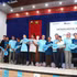 El comité organizador y los voluntarios hacen entrega simbólica de las llaves y las casas a los residentes. (Foto: laodong.vn)