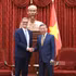El secretario general del Partido Comunista y presidente de Vietnam, To Lam, recibe al embajador de Francia en Hanói, Olivier Brochet.