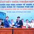 Bui Duc Tho, secretario del Comité del Partido y director de la Universidad Nacional de Economía, y Bui Quang Hung, secretario del Comité del Partido y director de la Universidad de Economía de Ciudad Ho Chi Minh, firman un acuerdo de cooperación en investigación y asesoramiento sobre políticas públicas entre ambos centros educativos.