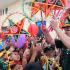 Los niños reciben con entusiasmo las tradicionales linternas en forma de estrella de cinco puntas.