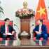 El vicecanciller vietnamita Ngo Le Van (derecha) y el presidente del Instituto de Investigación Económica para la ASEAN y Asia Oriental (ERIA), Watanabe Tetsuya. (Foto: VNA)