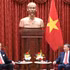 El secretario general del Partido Comunista y presidente de Vietnam, To Lam, conversa con el secretario general del Movimiento Izquierda Unida de República Dominicana, Miguel Mejía.