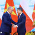 El primer ministro de Vietnam, Le Minh Hung, y su homólogo polaco, Donald Tusk. (Foto: VNA)