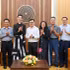 Los delegados de Nhan Dan y Meta se toman fotos. (Foto: Nhan Dan)