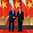El presidente de la Asamblea Nacional de Vietnam, Tran Thanh Man (derecha), y el primer ministro de Polonia, Donald Tusk.