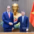 El primer ministro vietnamita, Le Minh Hung (derecha), recibe al embajador de Francia, Olivier Brochet. (Foto: nhandan.vn)