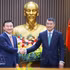 El primer ministro de Vietnam, Le Minh Hung (derecha), recibe a Roh Tae Moon, presidente y director ejecutivo de Samsung Electronics. (Foto: VNA)