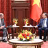 El secretario general del Partido Comunista y presidente de Vietnam, To Lam (derecha), recibe a Cristiano Amon, presidente y director ejecutivo de la multinacional estadounidense Qualcomm. (Foto: nhandan.vn)