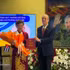 El embajador de Cuba en Vietnam, Rogelio Polanco Fuentes, entrega la Medalla de Amistad a Phuong Song Lien, vicepresidenta de la Asociación de Amistad Vietnam-Cuba y titular del Club de Estudiantes Vietnamitas Graduados en Cuba. (Fuente: VNA)