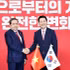 El presidente de la Asamblea Nacional de Vietnam, Tran Thanh Man, (izquierda) y el presidente del Partido del Poder Popular de Corea del Sur, Jang Dong Hyeok. (Fuente: VNA)