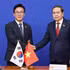 El presidente de la Asamblea Nacional de Vietnam, Tran Thanh Man, se reúne con el presidente del Partido Democrático de Corea del Sur, Kim Min Seok.