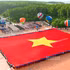 La bandera tiene una superficie de dos mil 25 m², 60 metros de largo, 33,75 metros de ancho y un peso aproximado de 320 kilogramos. (Foto: nhandan.vn)