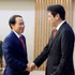 El viceprimer ministro Le Tien Chau da la bienvenida a Matsumoto Yōhei, ministro de Educación, Cultura, Deportes, Ciencia y Tecnología de Japón. (Foto: VNA)