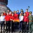 Delegados y turistas en la ceremonia de izamiento de la bandera (Foto: VNA)